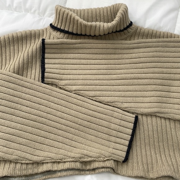 TRADED Firebird Reconstructed Cropped Wool Knit Turtleneck/ Shorts set - Picture 3 of 11